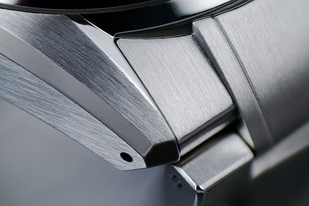 Zaratsu and hairline finishing detail of SLGA007 case lugs.